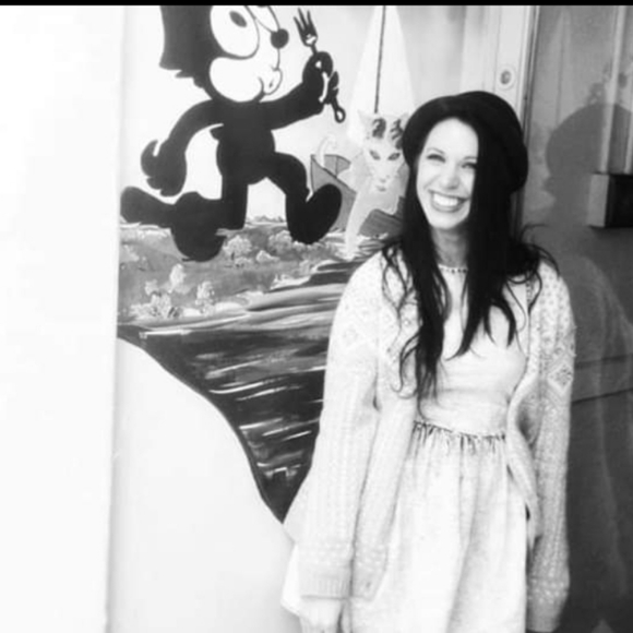 Meet your Posher, Robin - Picture 2 of 2